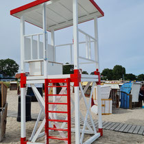 Weiß roter Wasserwachtturm in Strande,