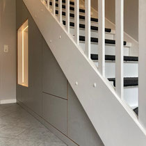Treppenunterschrank in grau