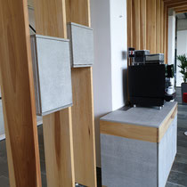 Kaffeetresen aus Sichtbeton und Lamellen aus Whitewood 