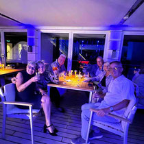 Eine Reisegruppe am Tisch bei einer Pool Party auf der MS EUROPA 2