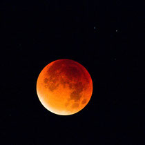 Der Mond wandert durch den Erdschatten und wurde schließlich Blutrot!