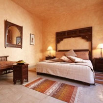 Room Chabbia: First floor, windows on patio, king-size bed, bathtub.