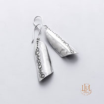 Aretes grabdos a mano en plata 950.