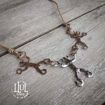 Collar inspirado en las pinturas ruprestres de Qayacpuma (Cajamarca), hecho en plata y cobre.