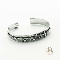Brazalete hecho a mano en plata 950.