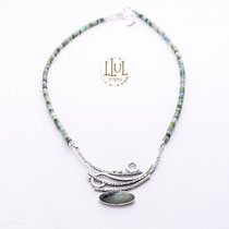 Collar hecho en plata 950 grbada a mano, con engaste y chaquiras de opalo andino.
