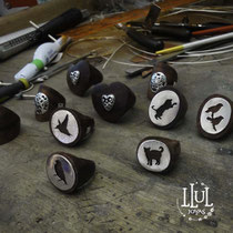 Anillos de siluetas, hechos en madera con plata 950.