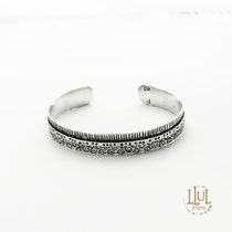 Brazalete grabado a mano en plata 950.