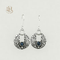 Aretes grabdos a mano con engaste de crisocola.