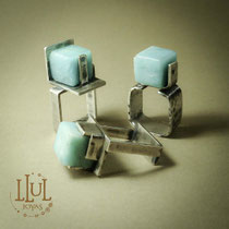 Anillos hechos a mano en plata 950 y cubo de amaoznita remachado.