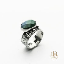 Anillo hecho a mano en plata 950, con engaste de crisocola facetada.