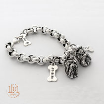 Pulsera hecha en plata 950, con los retratos de sus dos perros.
