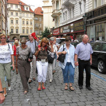 unsere Stadtführerin Susanna  ... mit rotem Schirm