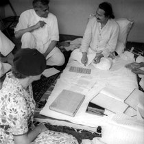 India - late 1930s : Elizabeth with Meher Baba who's talking to Ramjoo Abdulla