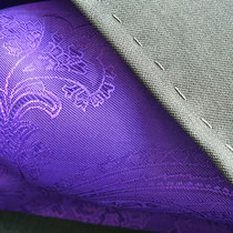 Anthrazitfarbener Blazer mit Kontrastfutter in Violett und Paisleymuster