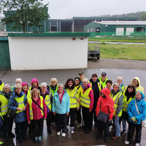 Die Reisegruppe auf dem Gelände der AWG in Nienburg © Uta Liekefeld