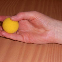 Ergotherapie Fingerübungen mit Ball