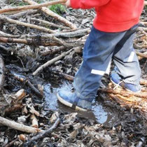 Gummistiefel und Matschhose - die Grundausstattung unserer Kinder.