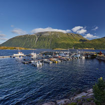 Kleiner Hafen in herrlicher Umgebung (Vesteralen)
