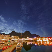 Hafen von Svolvaer mit beginnendem Polarlicht