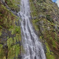 Wasserfall direkt an der Straße