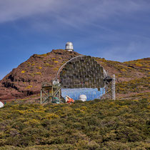 Die MAGIC- Teleskope.  Durchmesser 17 Meter (Gammastrahlung / Cherenkov-Strahlung)