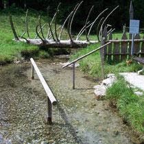 Wassertreten in 83229 -Aschau/Sachrang - Ökokulturweg zwischen OT Aschach und Ferienanlage Oberes Priental (Foto: Touristinfo Aschau/Sachrang)