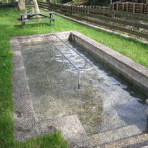 Wassertretbecken in 86975 Bernbeuren- Richtung Auerberg, ca 150 Meter Rechts- kleines Hinweisschild