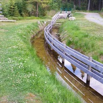 Wassertretbecken in 94145 Haidmühle - Jogl-Kneippanlage am Mirasatbach (Wanderweg nach Frauenberg) (Bild: Touristinfo Haidmühle)