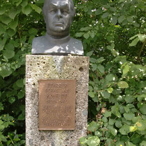 Sebastian Kneipp beobachtet die Wassertreter im kleinen Kurpark 83209 Prien am Chiemsee (Flyer)