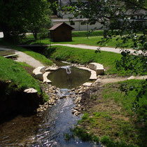 Wassertretbecken in 92280 Kastl, Abzweigung Amberger Straße beim Sportplatz (Bild: Markt Kastl)
