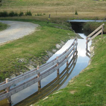 Wassertreten in 94145 Haidmühle - Jogl-Kneippanlage am Mirasatbach (Wanderweg nach Frauenberg) (Bild: Touristinfo Haidmühle)