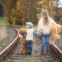 Bruder und Schwester mit Teddies