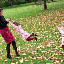 Kind und Mama spielen im Park