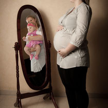 Babybauch - Zukunft im Spiegel