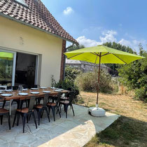 Terrasse avec accès baie vitrée et porte cuisine
