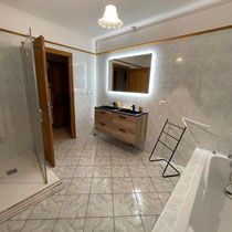 La salle de bain douche - baignoire et double vasque