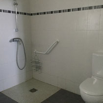 la douche  Gite des Prés Salés accessible aux PMR Ferme Relais de la Baie de Somme gîtes de groupe baie de somme