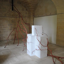 Cellules, 2018. Installation mix-medias (principalement bois et céramique) Longueur 12 mètres x Hauteur 4 mètres