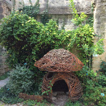 CABANE CHAMPIGNON, 2016  Tressage d'osier et de vigne. Hauteur 1m80