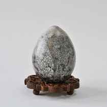 Œuf, 2013, grès raku, bois. H 15cm