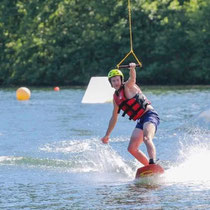 Faire du wakeboard au Lac aux Ramiers.