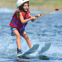 Faire du wakeski. Ces activités  à partir de 7 ans.