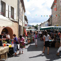 Le marché à Vernoux tous les jeudis.