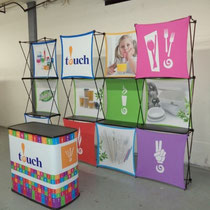 HELLO.XPRESS Promotionstand + XPRESSIONS Faltwand 1x3