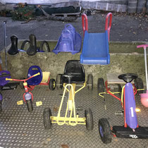 Ein kleiner Teil unserer Spielsachen für die Kinder, wie Kettcars Dreiräder Einräder Rutschen usw.