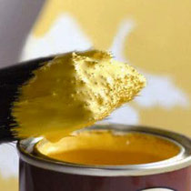 Pinceau et peinture jaune