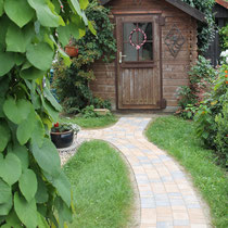 Kleiner Weg zum Gartenhaus