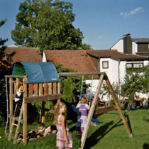 Kinderspielplatz im Garten des Gasthofs "Zum Hohen Lohr" in Battenhausen; landschaftlich schön gelegen im Naturpark Kellerwald-Edersee in der nordhessischen Grimmheimat