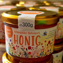 Selbsgeimkerter Honig von den Bienen im Garten des Gasthofs "Zum Hohen Lohr" in Battenhausen; landschaftlich schön gelegen im Naturpark Kellerwald-Edersee in der nordhessischen Grimmheimat